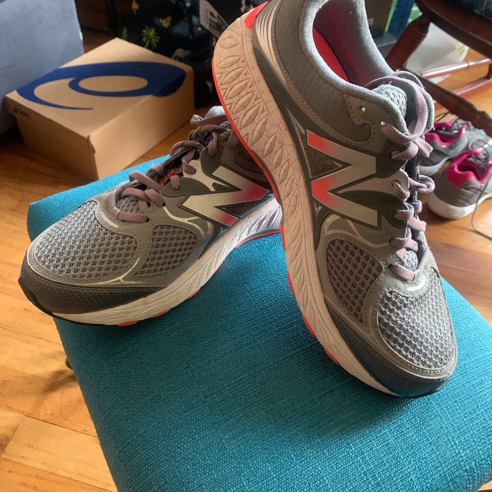 New Balance NWOT Women’s Size 11 Gray and Pink Running/Walking Shoes